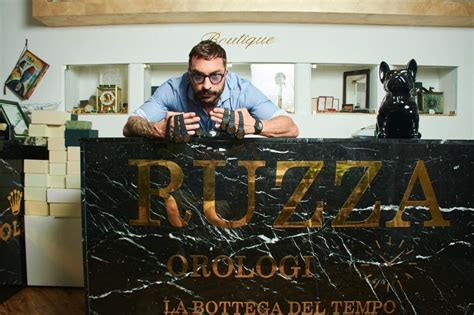 Lorenzo Ruzza, l'orologiaio star dei social smaschera il ricettatore 